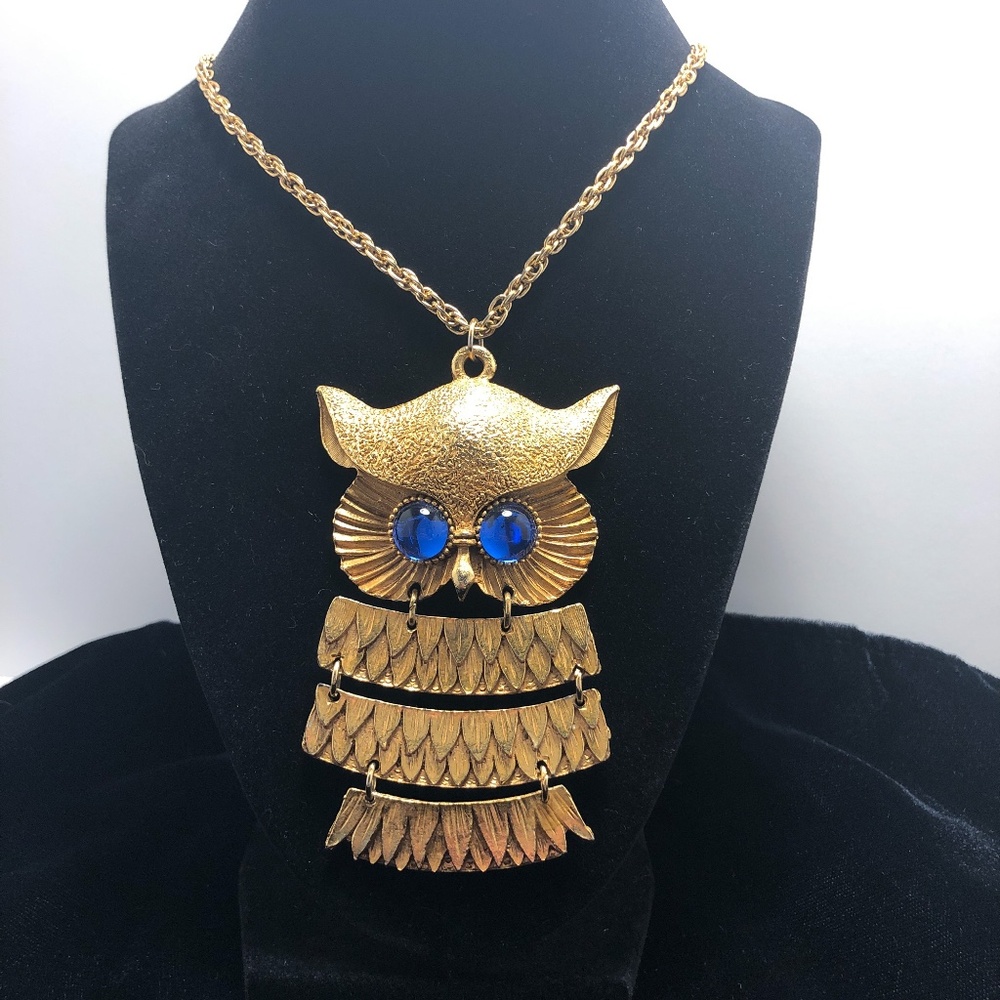 Retro 70's owl pendant with bright blue eyes